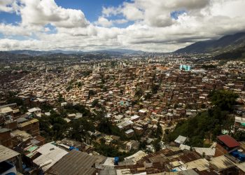 Piden a la Defensoría del Pueblo amparo ante las ocupaciones en Caracas