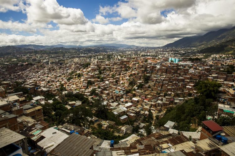 Fotografía de archivo en la que se registró una vista panorámica del populoso sector de Petare en Caracas (Venezuela). EFE/Miguel Gutiérrez