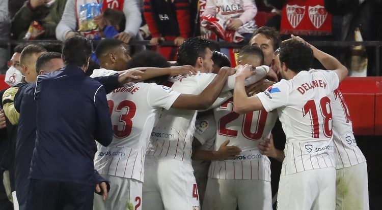 Los jugadores del Sevilla celebran con el técnico del equipo andaluz, Julen Lopetegui, el primer gol del equipo sevillista. EFE/Jose Manuel Vidal.
