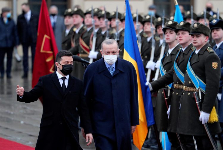 El presidente ucraniano, Volodymyr Zelensky (i) y el turco Recep Tayyip Erdogan (d) pasan revista a la Guardia de Honor, a a llegada del presidente turco a Kiev. EFE/EPA/SERGEY DOLZHENKO