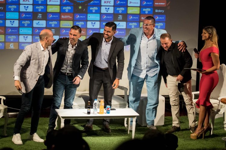 El presidente del Caracas FC, Rostin González (c2), y demás ejecutivos del equipo y Empresas Polar, sonríen durante la presentación de la plantilla para el curso 2022, hoy, en Caracas (Venezuela). EFE/Miguel Gutiérrez