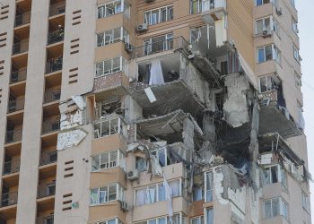 Ucrania reconoce 198 muertos, Rusia lanza misiles contra 800 objetivos
