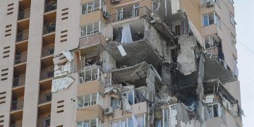 Ucrania reconoce 198 muertos, Rusia lanza misiles contra 800 objetivos