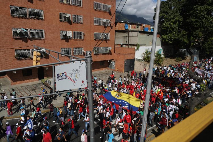 Venezolanos afines al oficialismo participan hoy, sábado en una marcha por las calles de Caracas. EFE/ Miguel Gutierrez