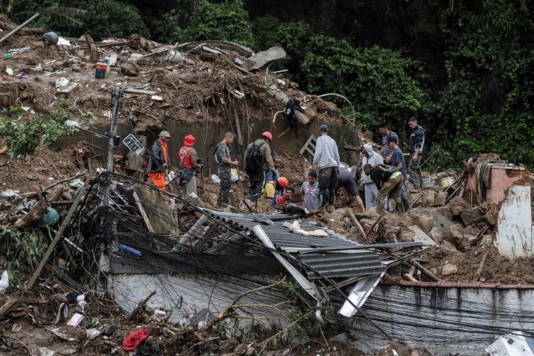 Vista del Morro de la Oficina, que sufrió un derrumbe de tierra matando decenas de personas en la ciudad brasileña de Petrópolis, que se recupera del tremendo temporal de los últimos días en el que han muerto al menos 120 personas. EFE/Antonio Lacerda