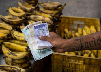 El bolívar resurge en el pequeño comercio