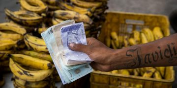 El bolívar resurge en el pequeño comercio