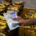 El bolívar resurge en el pequeño comercio