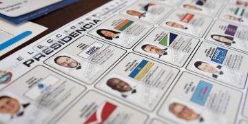 Costarricenses escogen presidente de un inédito abanico de 25 candidatos