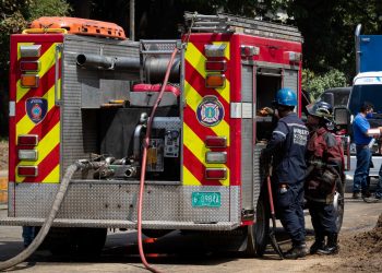 Bomberos venezolanos, inventiva y audacia para salvar al oficio de la crisis