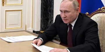 Putin amenaza con arsenal nuclear y Ucrania negociará «sin claudicar»