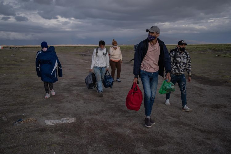 Un grupo de migrantes venezolanos son vistos después de haber cruzado la frontera entre Chile y Bolivia, cerca del control fronterizo de la comuna de Colchane (Chile), en una fotografía de archivo. EFE/Adriana Thomasa