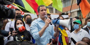 Guaidó propone renovar el liderazgo opositor en su regreso a las calles