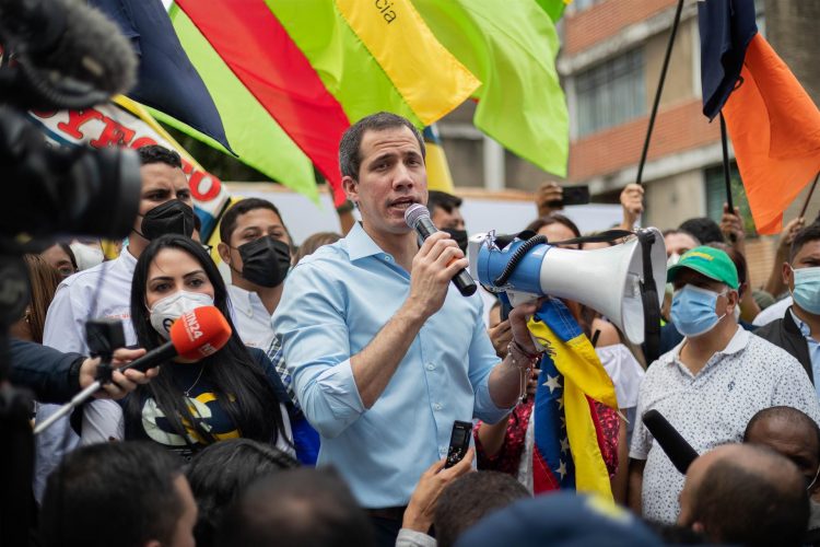 El líder opositor venezolano Juan Guaidó participa durante un acto para conmemorar el día de la juventud hoy, en Caracas (Venezuela). EFE/ RAYNER PEÑA R.