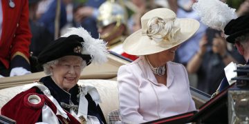 Isabel II prepara su sucesión con un gesto a Carlos en el Jubileo de Platino