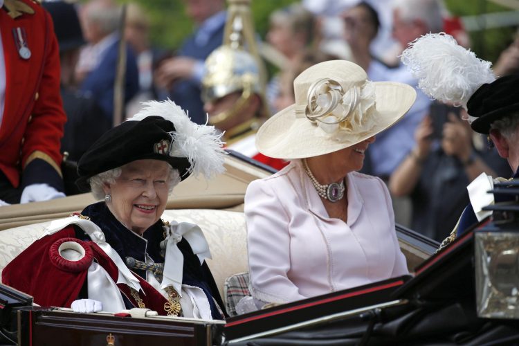 Imagen de archivo de la reina Isabel II, junto a Camila, duquesa de Cornualles (d), en un carruaje durante una ceremonia en Windsor. EFE/Javier Lizón