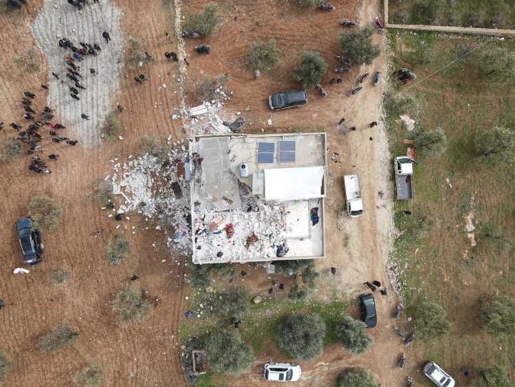 Vista aérea de los daños causados en una operación militar de las Fuerzas Especiales de EE.UU., en la aldea de Atma, al norte de Siria, este 3 de febrero de 2022. EFE/Yahya Nemah