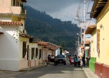 En Zea: Representantes rechazan cobro de 10 dólares por programa educativo digital