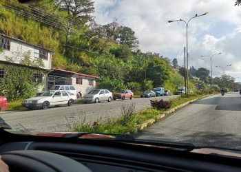 Colas kilométricas por gasolina y apagones eléctricos preceden principales eventos feriales en Mérida