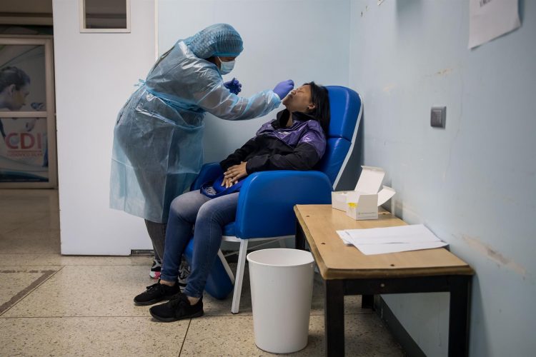 Enfermera realiza una prueba para detectar el Covid-19 en Caracas (Venezuela). EFE
