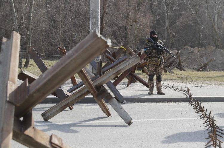 Un combatiente de Defensa Territorial de Ucrania hace guardia en un puesto de control de carreteras en Kiev (Kiev), Ucrania, el pasado 28 de marzo de 2022. EFE/EPA/SERGEY DOLZHENKO