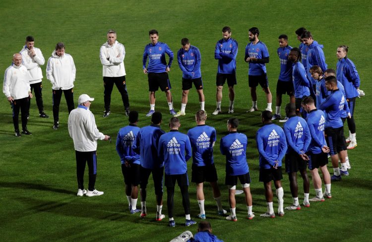 Los jugadores del Real Madrid y su entrenador, Carlo Ancelotti (i), durante el entrenamiento EFE