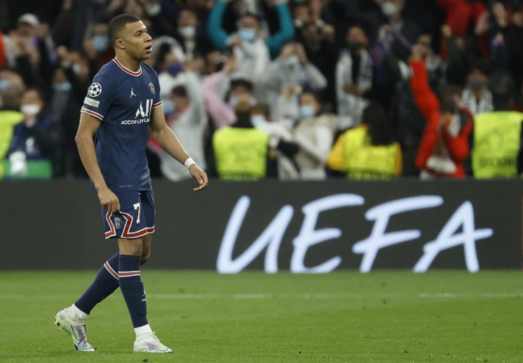 El delantero del París Saint Germain Kylian Mbappe, al término del partido de vuelta de los octavos de final de la Liga de Campeones ante el Real Madrid. EFE/Juanjo Martín