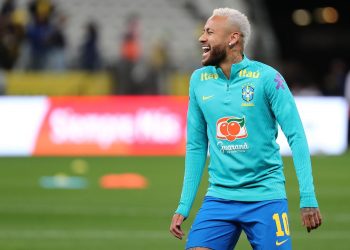 Brasil, con el retorno de Neymar, recibe a un Chile con el sueño mundialista vivo