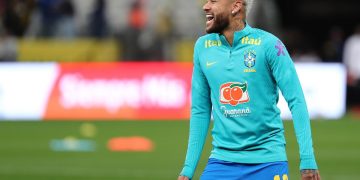 Brasil, con el retorno de Neymar, recibe a un Chile con el sueño mundialista vivo