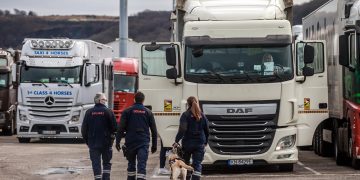 Bloqueos de camioneros y taxistas en Francia por la escalada de los carburantes