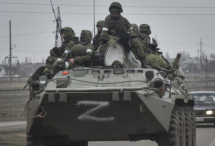 Varios soldados en un tanque ruso en una carretera cerca de Armiansk, Crimea. EFE/