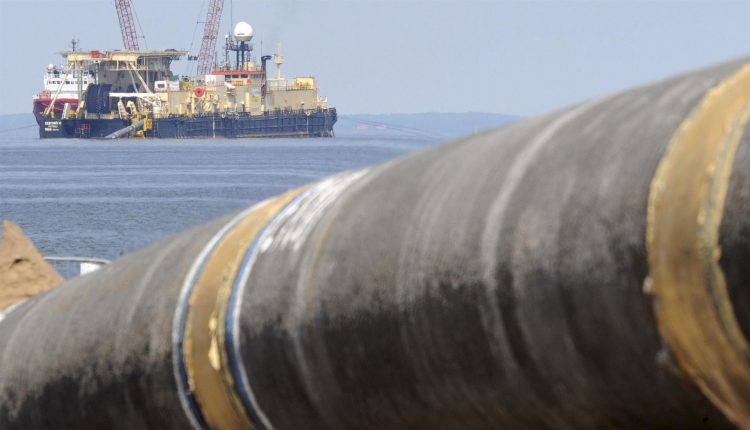 Imagen de archivo de un buque con secciones de tubería del oleoducto Nord Stream en la bahía de Greifswald cerca de Lubmin (Alemania)