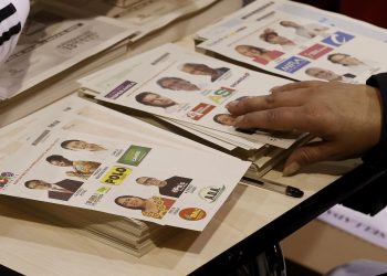 Cierran colegios electorales de Colombia después de ocho horas de votación