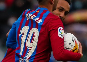 FC Barcelona remonta ante el Elche de visitante y sigue en zona de Champions