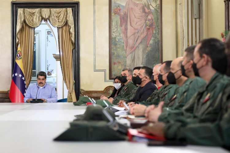 Nicolás Maduro (i), en una reunión con miembros de su gabinete y alto mando militar, en Caracas