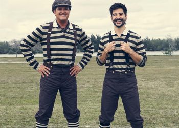 Carlos Vives y Camilo cantan y juegan juntos al fútbol en «Baloncito viejo»