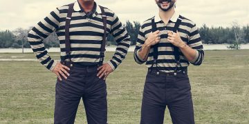 Carlos Vives y Camilo cantan y juegan juntos al fútbol en «Baloncito viejo»