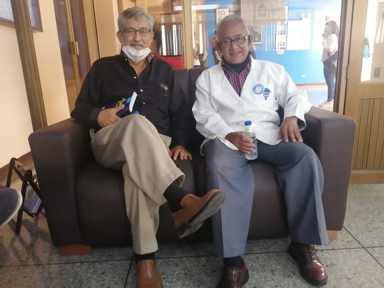 De izquierda a derecha, el Doctor Psiquiatra Jesús Matheus Arias y el Dr. Traumatólogo Marcos Tulio Santana, integrantes del equipo de facilitadores de ELVA.