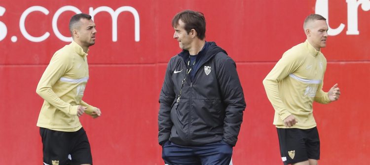 El entrenador del Sevilla, Julen Lopetegui, durante un entrenamiento . EFE
