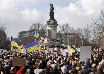 Miles de manifestantes en París por Ucrania con gritos de «¡Putin asesino!»