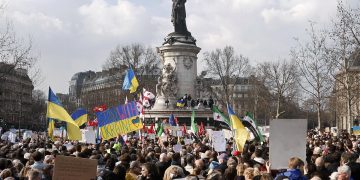 Miles de manifestantes en París por Ucrania con gritos de «¡Putin asesino!»