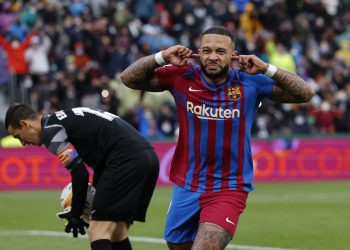 1-2. Ferran y Depay rescatan al Barcelona ante un buen Elche