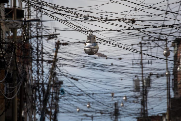 Fotografía del cableado eléctrico en un sector popular, el 2 de marzo de 2022, en Caracas (Venezuela). EFE/Miguel Gutiérrez