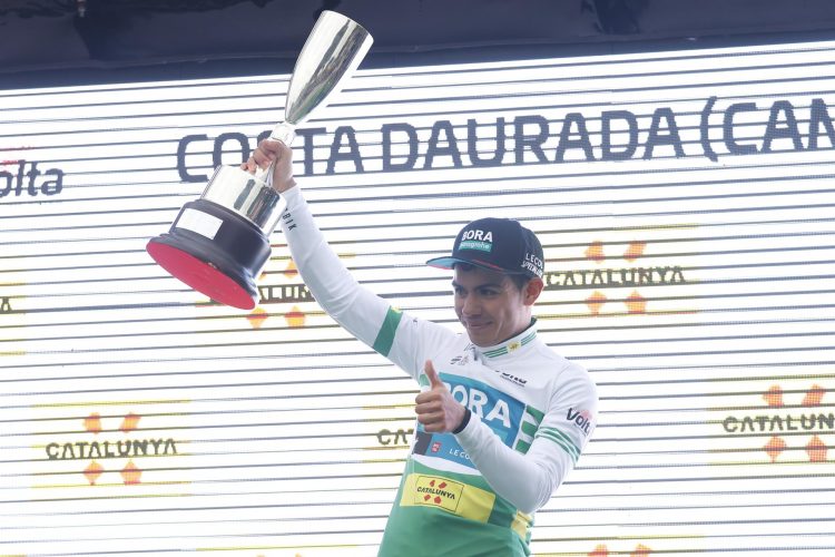 El colombiano Sergio Higuita (BORA-Transgohe), en el podio de Cambrils, como nuevo líder de la Volta a Catalunya, este sábado tras la sexta etapa. EFE