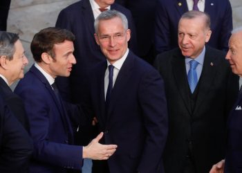 La OTAN prolonga un año el mandato de Stoltenberg como secretario general