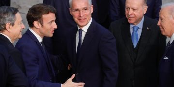 La OTAN prolonga un año el mandato de Stoltenberg como secretario general