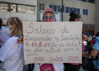 Jubilados  exigen al Estado un pago de 900 dólares mensuales
