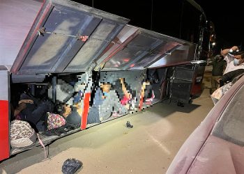 Agentes detienen a 101 migrantes en un autobús turístico en el sur de México