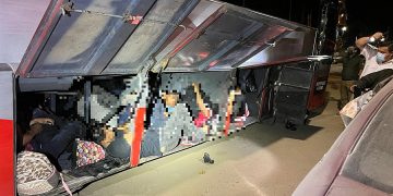 Agentes detienen a 101 migrantes en un autobús turístico en el sur de México