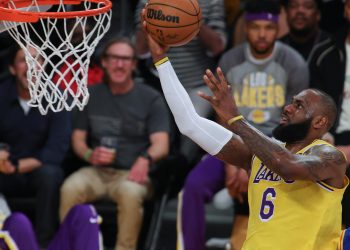 LeBron mete 56 puntos, Heat domina el Este y Grizzlies adelantan a Warriors